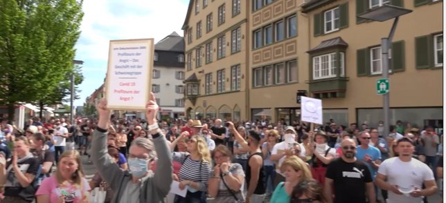 Diese Demonstranten in der Oberen Straße in Villingen protestieren gegen die Einschränkung der Grundrechte infolge der Corona-Pandemie.