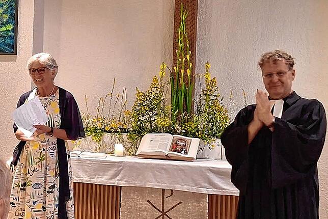 Hella Diederich und Pfarrer Matthias Sehmsdorf beim Festgottesdienst zum 70-jährigen Bestehen der Johanneskirche in Wahlwies.
