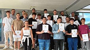 Die 20 Schüler der zweijährigen Berufsfachschule Elektro- und Metalltechnik der Gewerblichen Schulen Waldshut mit ihren Zeugnissen. ...