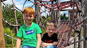 Fynn und Leon sind sichtlich begeistert vom Spielplatz am Fichtenweg auf dem Aarberg in Waldshut. Es gibt viel zu entdecken.