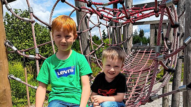 Fynn und Leon sind sichtlich begeistert vom Spielplatz am Fichtenweg auf dem Aarberg in Waldshut. Es gibt viel zu entdecken.