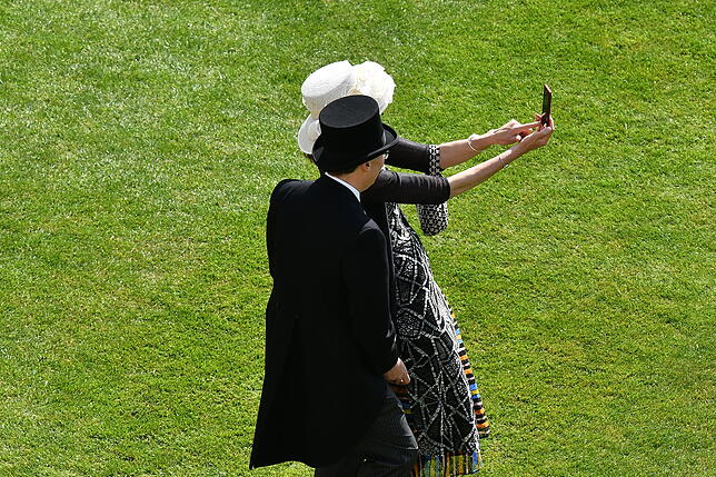 Dieser besondere Moment gehört festgehalten: Ein Paar macht ein Selfie von sich.