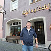Achim Gretzmeier vor dem Weinglöckle in der Inselgasse. Er geht fortan neue Wege, die reine Weinstube wird zu einem kraotisch-badischen ...