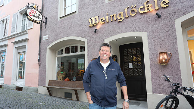Achim Gretzmeier vor dem Weinglöckle in der Inselgasse. Er geht fortan neue Wege, die reine Weinstube wird zu einem kraotisch-badischen ...