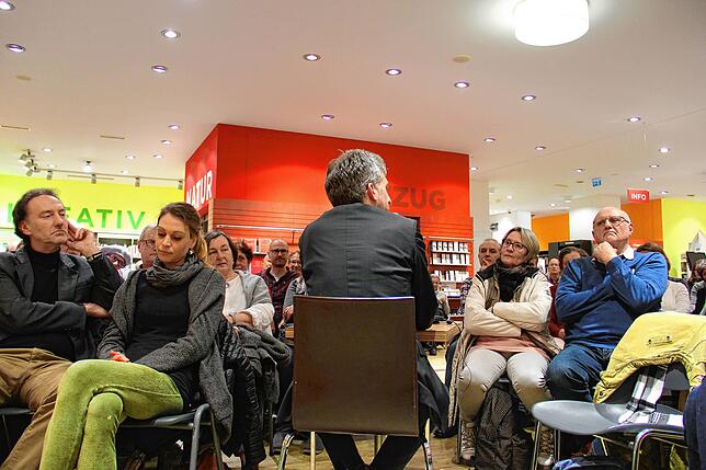 Einen Virus fürchtet dieser Mann nicht: Boris Palmer (Mitte) war nahe an seinem Konstanzer Publikum.