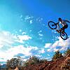 Spektakuläres Hobby: Jonas Gnirß (20), und die Zwillinge Vinzent und Valentin Raimann (beide 20) segeln mit ihren Mountainbikes durch ...