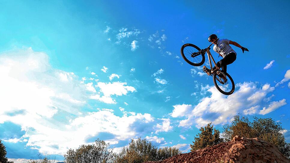Spektakuläres Hobby: Jonas Gnirß (20), und die Zwillinge Vinzent und Valentin Raimann (beide 22) segeln mit ihren Mountainbikes durch ...