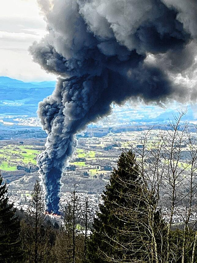 Kilometerweit ist die Rauchsäule zu sehen. Dieses Bild wurde in Hornberg aufgenommen.