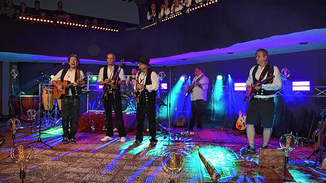 Luddi rockt das Haus des Gastes, das zur Arena umgebaut war. Von links: Manuel Dörflinger, Simon Frommherz, Thilo Rebmann, Christoph ...