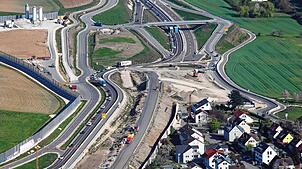 Luftbild der B33 bei Allensbach von April 2025: Am Samstagmittag, 3. Mai, ist es auf der Bundesstraße 33 an der Ausfahrt Allensbach-West ...