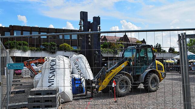 Die Bagger für die Arbeiten auf dem Marktplatz sind angerollt.