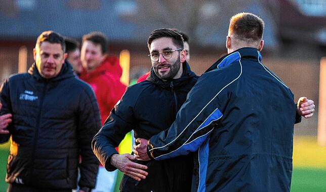 Gratulation: Über drei Punkte zum 35. Geburtstag freute sich Trainer Michael Hagmann (Mitte) vom FC RW Weilheim nach dem 3:2-Erfolg beim ...