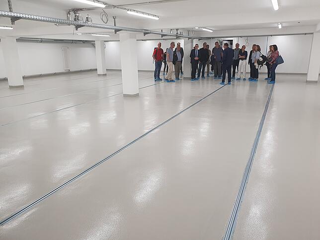 Im Untergeschoss wird das Kreisarchiv installiert. Hier sieht es aktuell aus wie in einer Tiefgarage. Nur die Schienen auf dem Boden ...