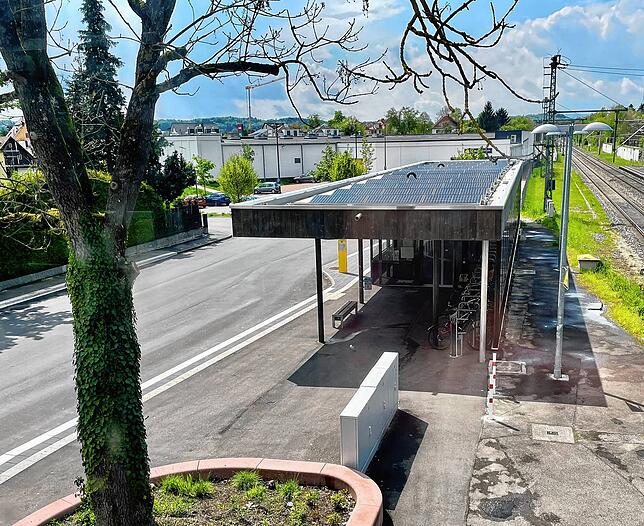 Die Photovoltaikanlage auf dem Dach des Fahrradhauses liefert Strom zum Aufladen von E-Bikes, aber auch für die Büros im benachbarten ...