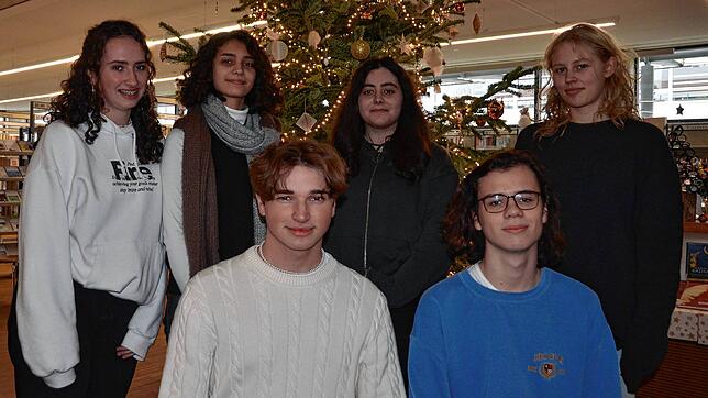 Was machen junge Menschen an Weihnachten? Ronja Riegel, Dilan Kaya, Fin Graf, Elizabeta Simoni, Luca Nolle und Lena Fritsch haben diese ...