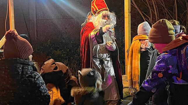 Der sehnsüchtig erwartete Nikolaus verteilt Päckchen an die Kinder