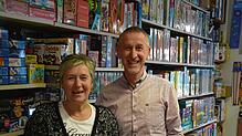 Andrea und Günter Broeski vor einer der Regalwände ihres Spielzeugladens in Überlingen. Rund 3000 Spiele halten sie im Geschäft in der ...