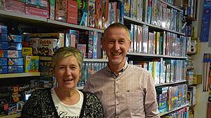 Andrea und Günter Broeski vor einer der Regalwände ihres Spielzeugladens in Überlingen. Rund 3000 Spiele halten sie im Geschäft in der ...