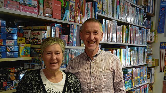 Andrea und Günter Broeski vor einer der Regalwände ihres Spielzeugladens in Überlingen. Rund 3000 Spiele halten sie im Geschäft in der ...