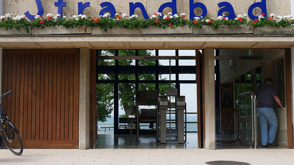 Beim Strandbad Friedrichshafen werden die Eintrittspreise steigen. Den deutlichsten Anstieg soll es bei der Saisonkarte geben.