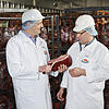 Schwarzwaldhof-Produktionsleiter Thomas Hoch (links) und Schinkenmeister Andreas Senn probieren ob der Schwarzwälder Schinken schon ...