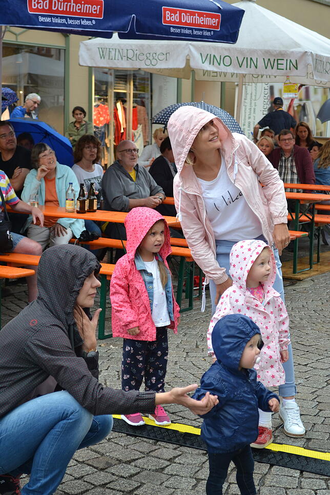 Auch die kleinen Besucher haben vor der Bühne ihre Spaß.