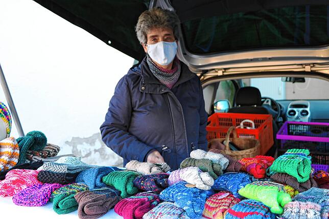 Handgestrickte Socken, Mützen, Handschuhe oder Schals offeriert Rosa Amann auf dem Wochenmarkt. Die Nachfrage nach diesen wärmenden ...