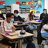 Schüler der Abschlussklasse in Neuhausen am Rheinfall nehmen mit Maske am Unterricht teil. Anders als in Deutschland hat es hier keinen ...