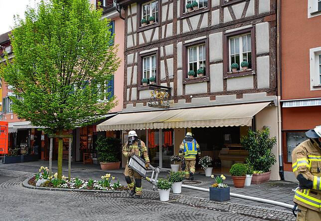 Ein technischer Defekt im Stromkasten löste in der Backstube eines Cafés in Meersburg in der Unterstadtstraße einen Brand aus.