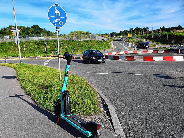 Ein Blick auf einen der beiden provisorischen Abig-Kreisel – hier Anfang August mit einem abgestellten E-Scooter.