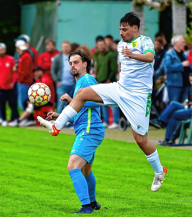 Rückkehrer: Alessandro Guglielmelli (hier im Mai 2023 gegen den Bucher Tim Birkenheier) wechselt nach einem halben Jahr vom FSV ...