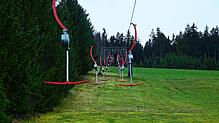 Lauter leere Liftbügel: Sieht so die Zukunft der kleinen Skigebiete aus? Statt Schneedecke herrschen am Schlossberg in Oberkirnach grüne ...