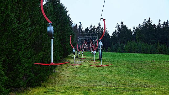 Lauter leere Liftbügel: Sieht so die Zukunft der kleinen Skigebiete aus? Statt Schneedecke herrschen am Schlossberg in Oberkirnach grüne ...