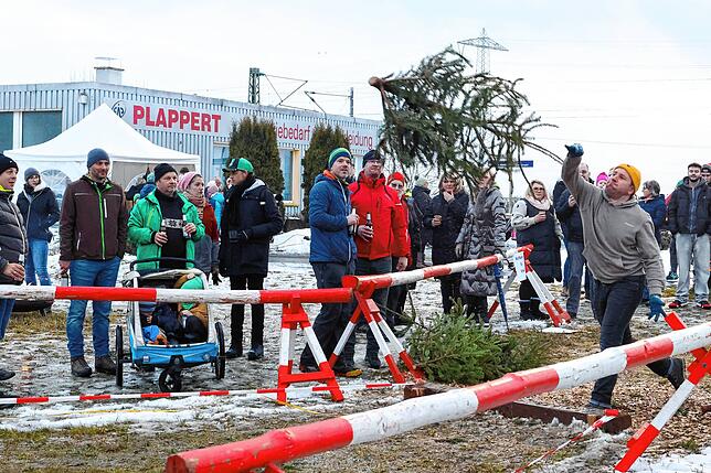 Bild 5: In Marbach fliegen die Weihnachtsbäume durch die Luft