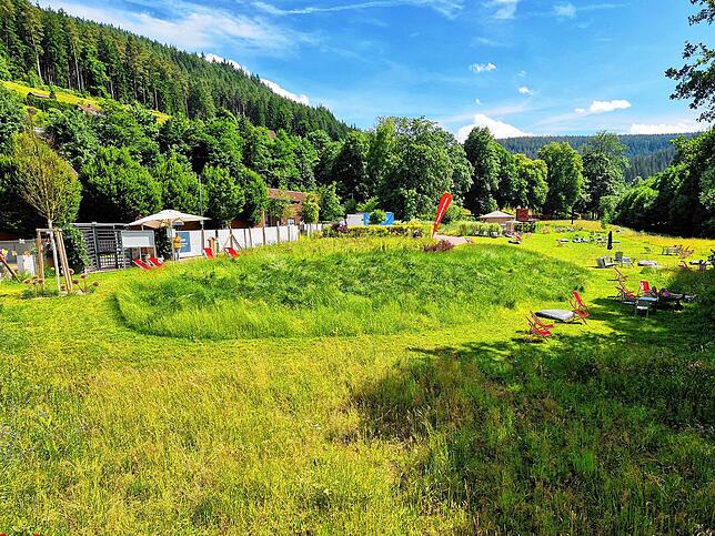 Überall auf dem Gelände sind großflächig Ruheoasen und Liegestühle verteilt.