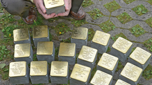 So sehen sie aus, die Stolpersteine für Villingen, mit denen an die hier verfolgten und ermordeten Juden erinnert werden soll. Auf den ...