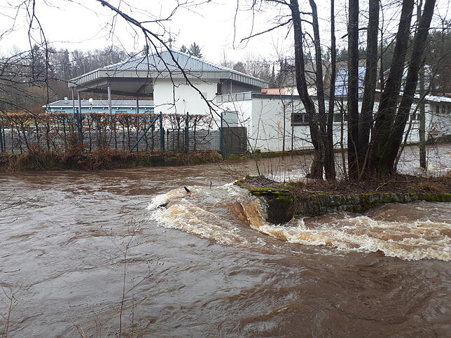 Auch beim Villinger Kneippbad ist das Wasser über die Ufer getreten. Vor zwei Jahren hatte der Fluss hier nach einem heftigen Unwetter ...