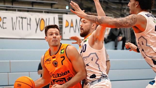 Grant Teichmann (am Ball) will sich bei den wiha Panthers mit guten Leistungen empfehlen, damit sein bisheriger Zwei-Monats-Vertrag ...