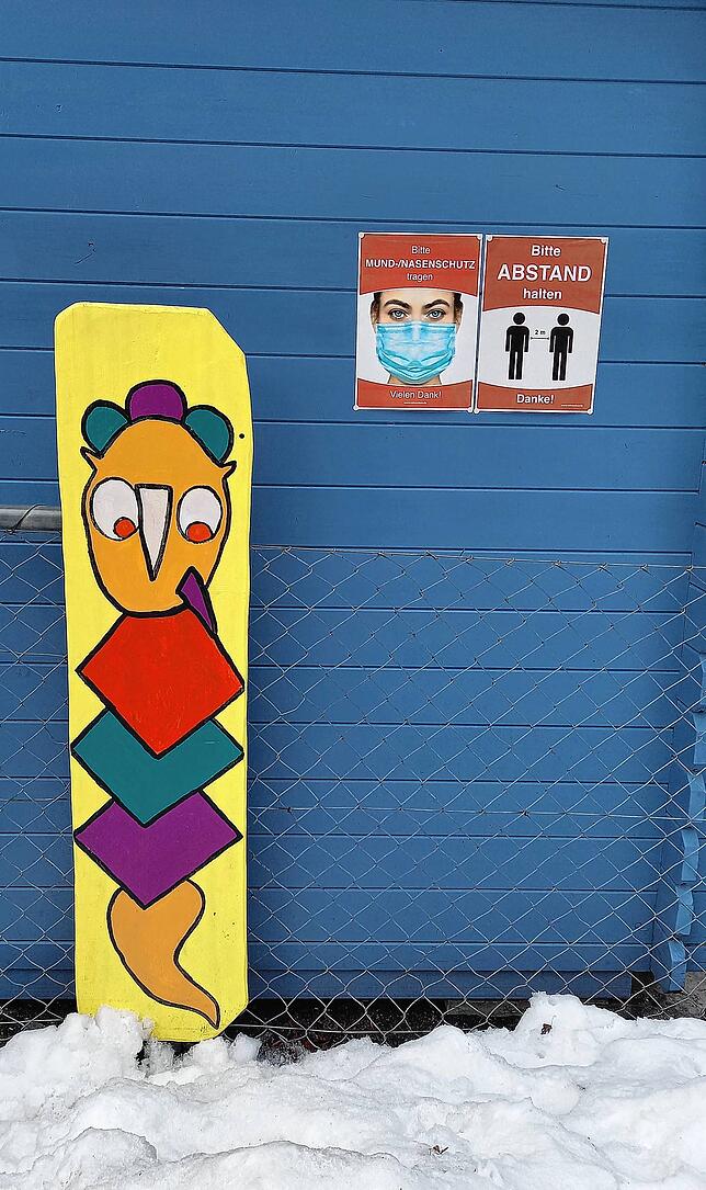 Maske auf und Abstand halten: Schon vor dem Kindergarten werden Besucher auf die Hygienevorschriften hingewiesen.