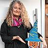 Petra Kehl mit der Fasnet-Deko-Hexe, die sie über die Whats­App-Gruppe erworben hat.