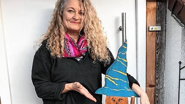 Petra Kehl mit der Fasnet-Deko-Hexe, die sie über die Whats­App-Gruppe erworben hat.