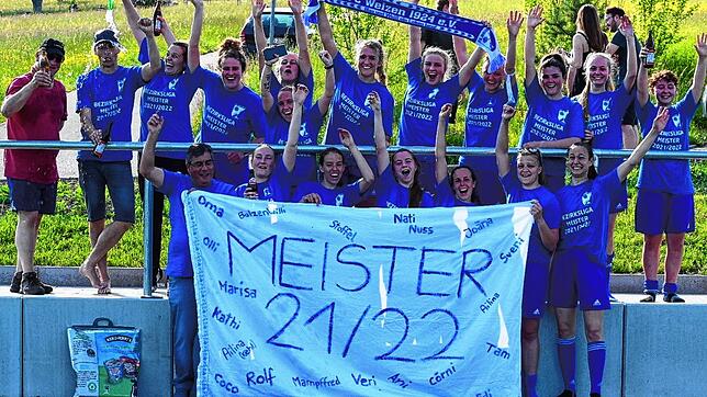 Großer Jubel: Die Frauen des FC Weizen steigen ohne Aufstiegsspiele als Meister der Bezirksliga West des Fußball-Bezirks Hochrhein in ...