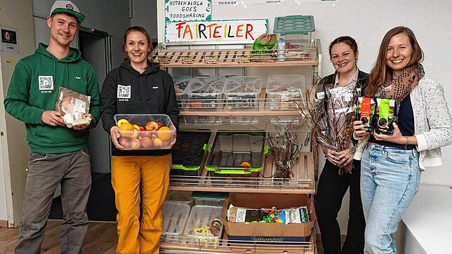 Freuen sich auf die Fairteiler-Erföffnung (von links): Sven Nowak und Stefanie Brust von der Boulderhalle Hotzenblock sowie Cynthia Beck ...