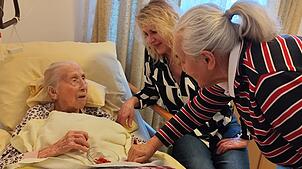 Herta Labude freut sich über Marion Endres vom Pflegeheim Stegwiesen und ihre Freundin Maria-Luise Pannenbecker, die sie oft besuchen kommt.