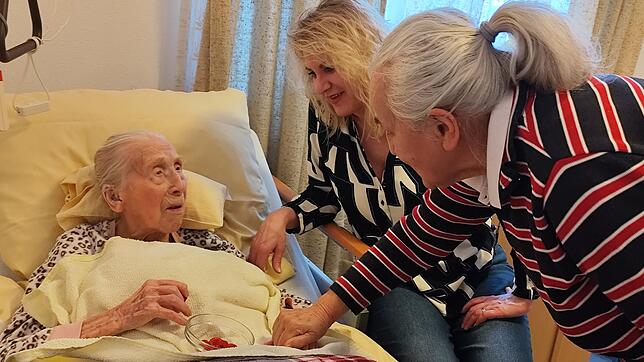 Herta Labude freut sich über Marion Endres vom Pflegeheim Stegwiesen und ihre Freundin Maria-Luise Pannenbecker, die sie oft besuchen kommt.