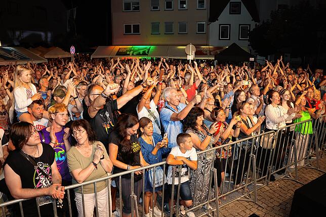 Bild 7: Bilder von der Festeröffnung des Schweizer Feiertags auf dem Gustav Hammer Platz