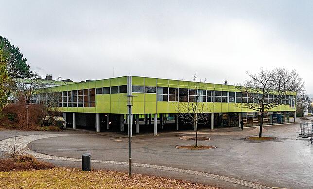 Blick auf das Sanierungsbedürftige Gebäudes des Schulverbundes am Deutenberg. Schulverband deshalb, weil darin die ehemalige Haupt- und ...