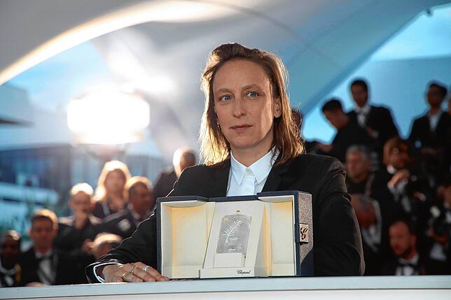 Die Regisseurin Celine Sciamma mit dem Preis für das beste Drehbuch für den Film „Portrait of a Lady on Fire“ in Cannes.