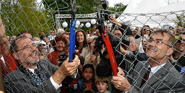 Der historisches Moment im Jahr 2006: Der seinerzeitige Konstanzer Oberbürgermeister Horst Frank (links) und sein Kreuzlinger ...
