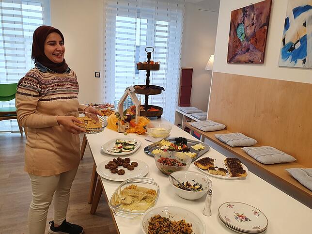 Alla Shaheen präsentiert beim Frauenfrühstück im Familienzentrum Lauchringen im Oktober 2021 verschieden Speisen aus Syrien, die sie und ...